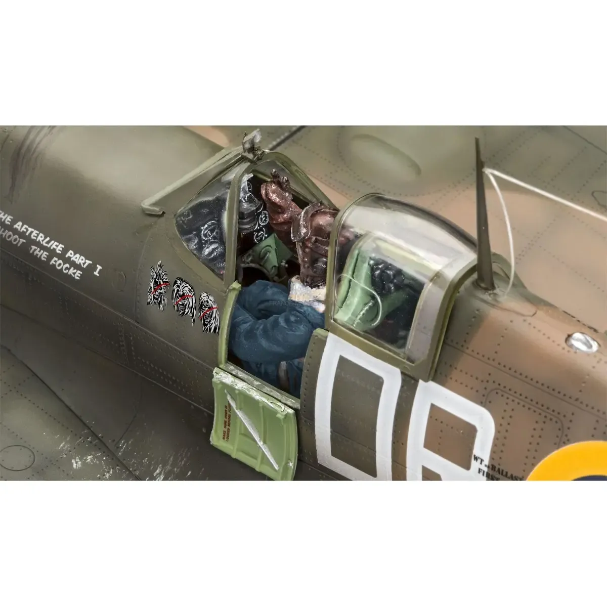 Gift Set Spitfire Mk Ii Iron Maiden 1/32 Revell 05688 - Imagem 3
